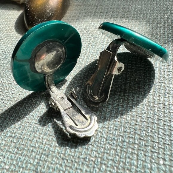Vintage 80s plastic turquoise ear clips - Picture 2 of 7